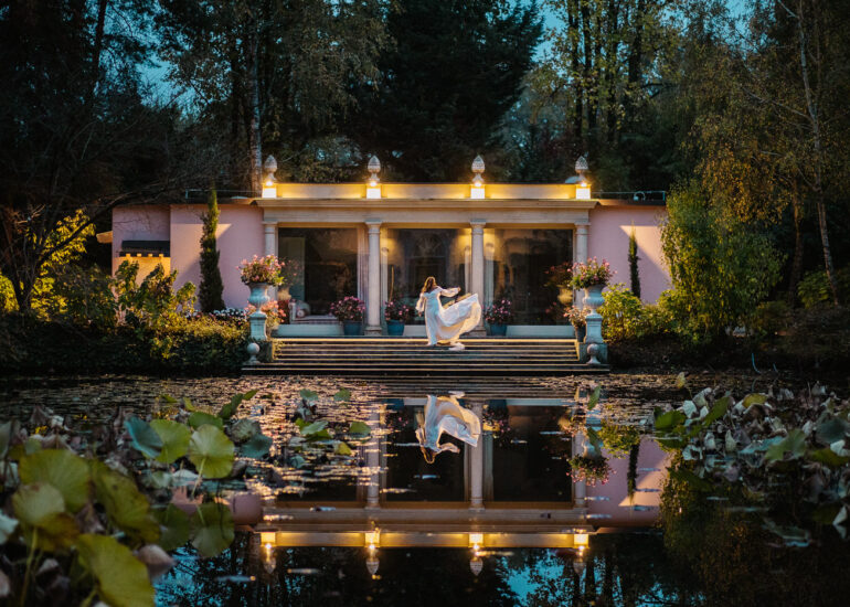 Elopement in Piedmont, amazing view of the bride and her wedding dress by the lake of La Foleia luxury relais