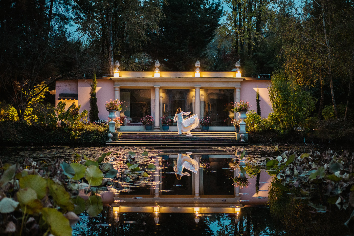 Elopement in Piedmont, amazing view of the bride and her wedding dress by the lake of La Foleia luxury relais