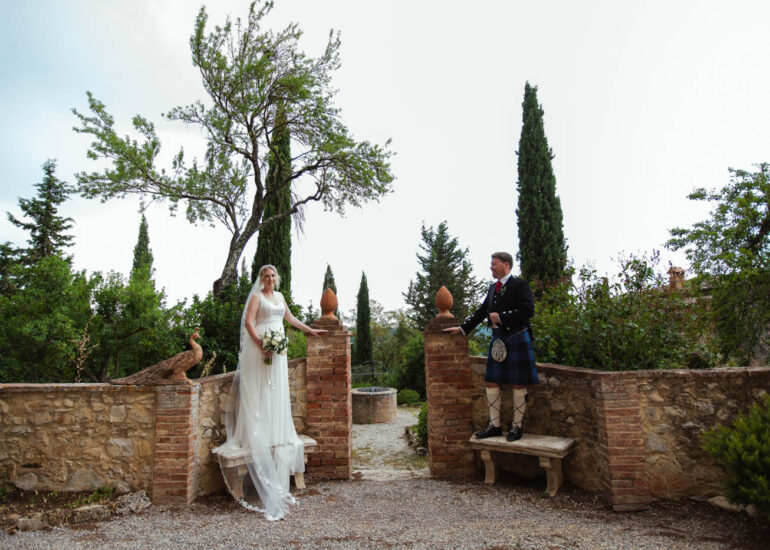 Scottish wedding Tuscany Siena, bride and groom in a Tuscan garden