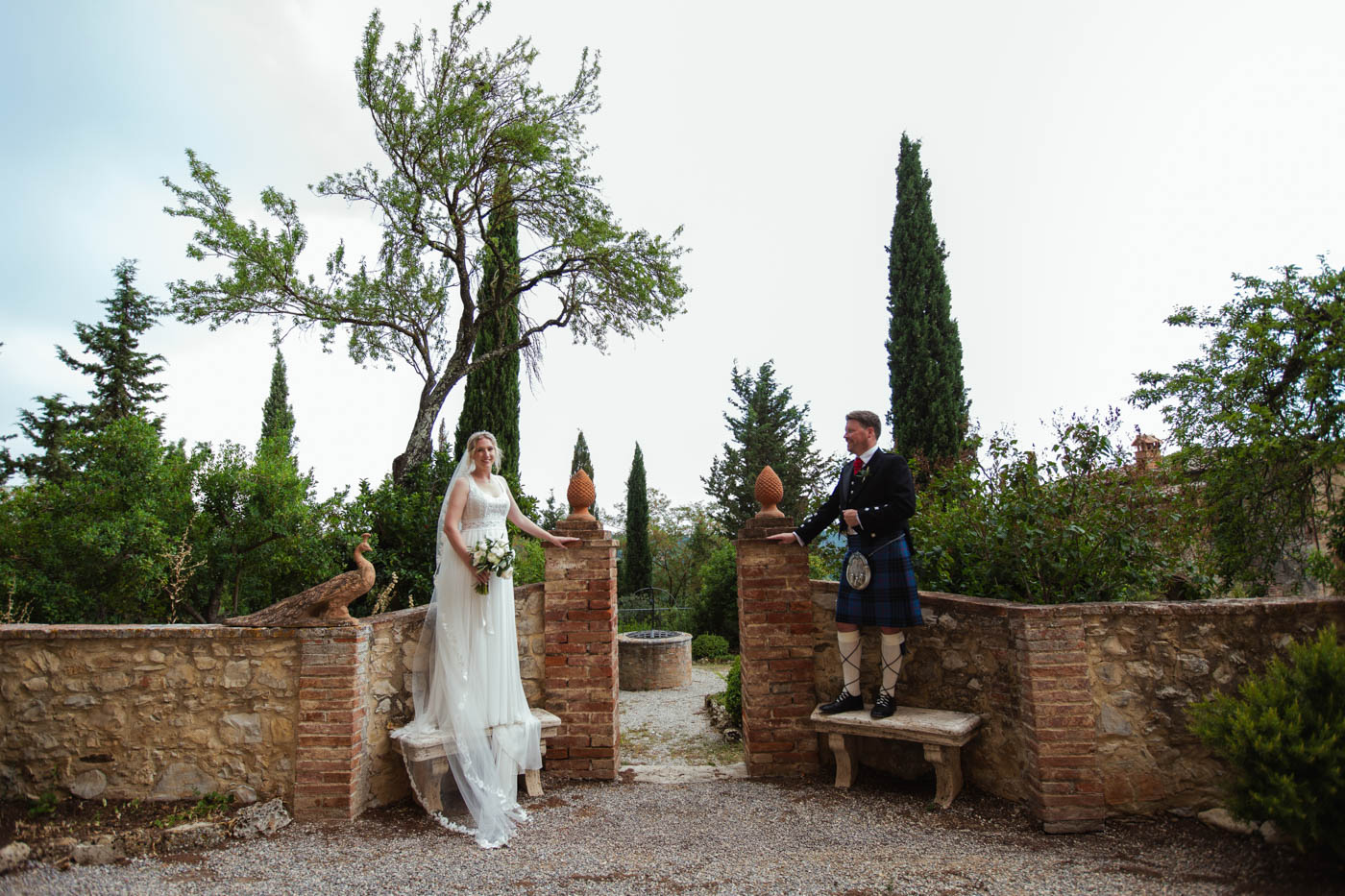 Scottish wedding Tuscany Siena, bride and groom in a Tuscan garden